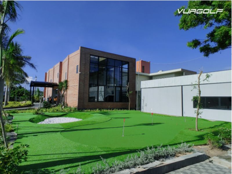 có nên thi công sân golf sân vườn không