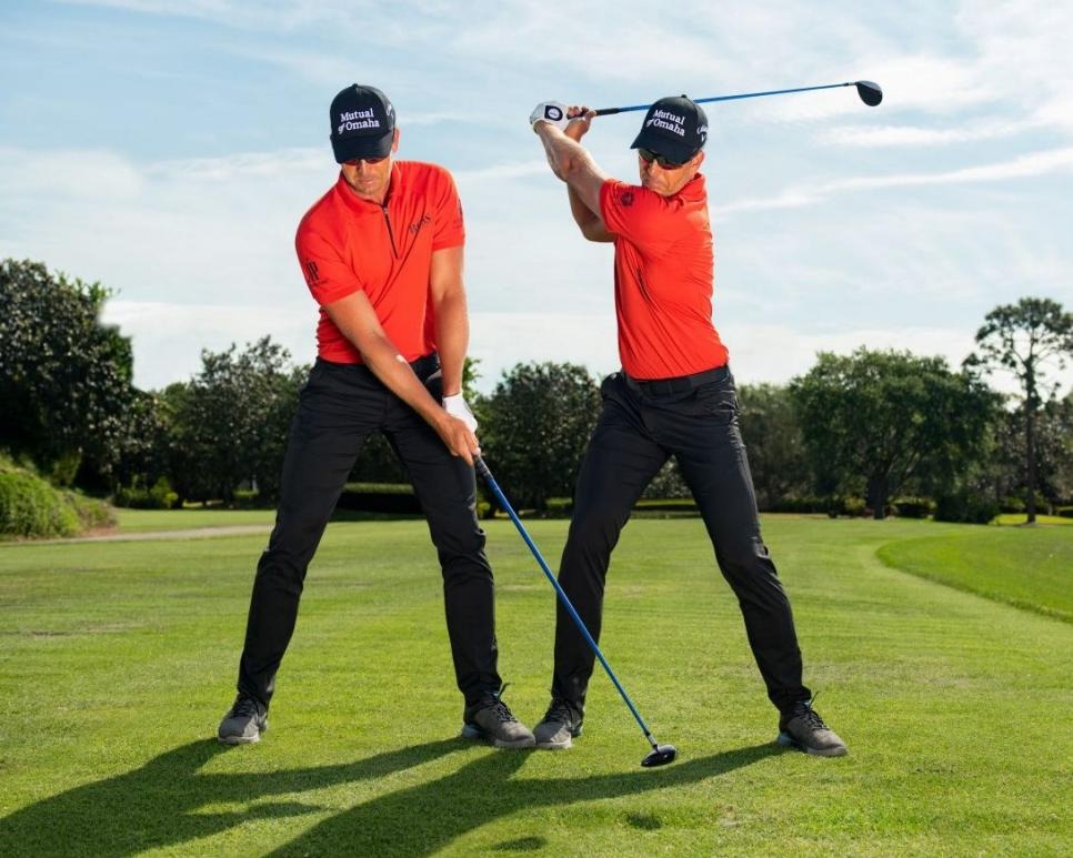 Thực hiện đánh bóng với gậy Golf Fairway