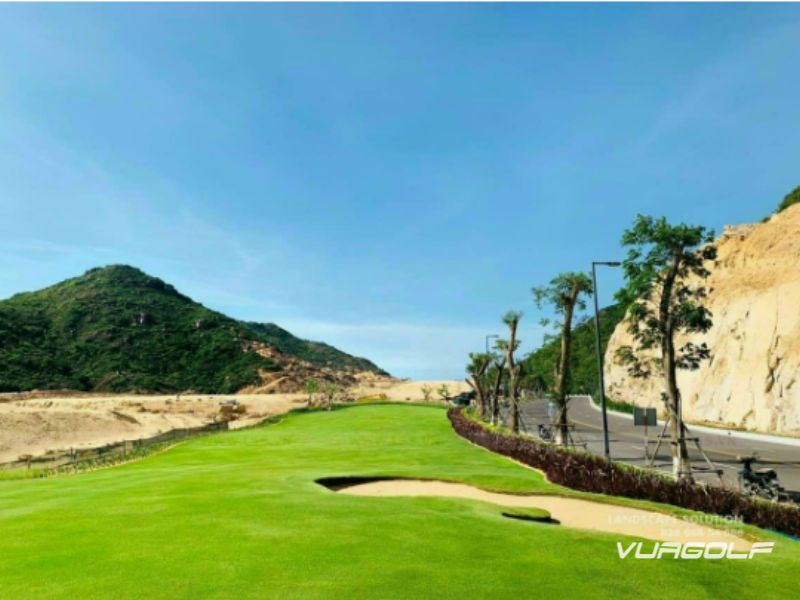 có nên thi công sân golf khu vui chơi