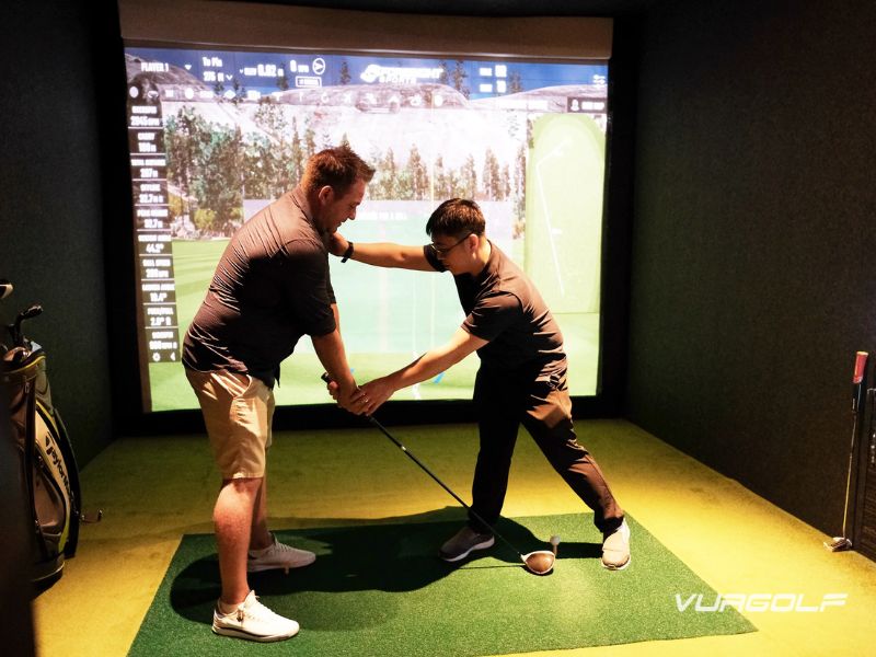 có nên chọn Indoor Golf Club House
